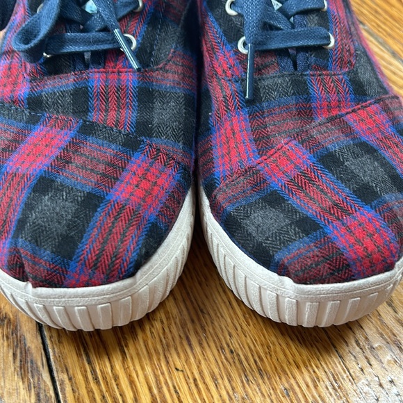 Toms brand red and blue plaid fabric sneakers. Women’s Size 9.  Great condition - Picture 2 of 11